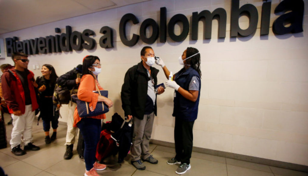 Personal médico del Ministerio de Salud verifica la temperatura de los pasajeros, en medio del brote de coronavirus a nivel mundial, a su llegada al aeropuerto internacional El Dorado en Bogotá, Colombia