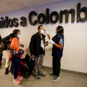 Personal médico del Ministerio de Salud verifica la temperatura de los pasajeros, en medio del brote de coronavirus a nivel mundial, a su llegada al aeropuerto internacional El Dorado en Bogotá, Colombia