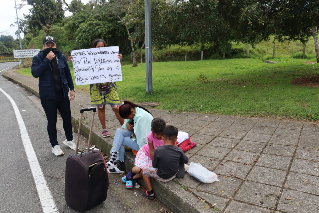 El reclutamiento ilegal, otra de las calamidades que sufren los caminantes en el eje cafetero colombiano.
