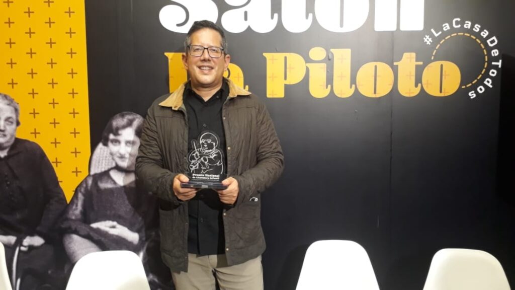 Venezolano ganó premio nacional de literatura con el cuento de un niño caminante