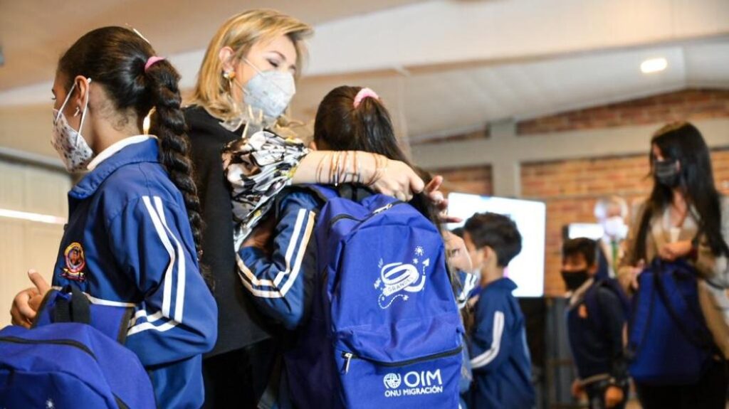 Alcaldía de Bogotá: Distrito entregó 4.000 kits escolares a estudiantes venezolano