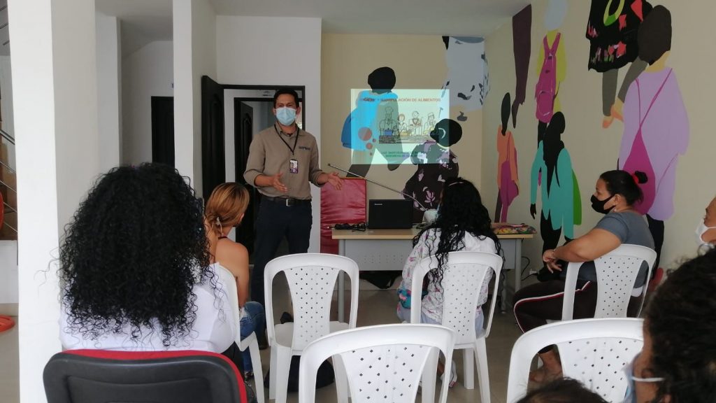 Venezolanas residentes en Cúcuta se capacitan para integrarse a la economía formal en Colombia.