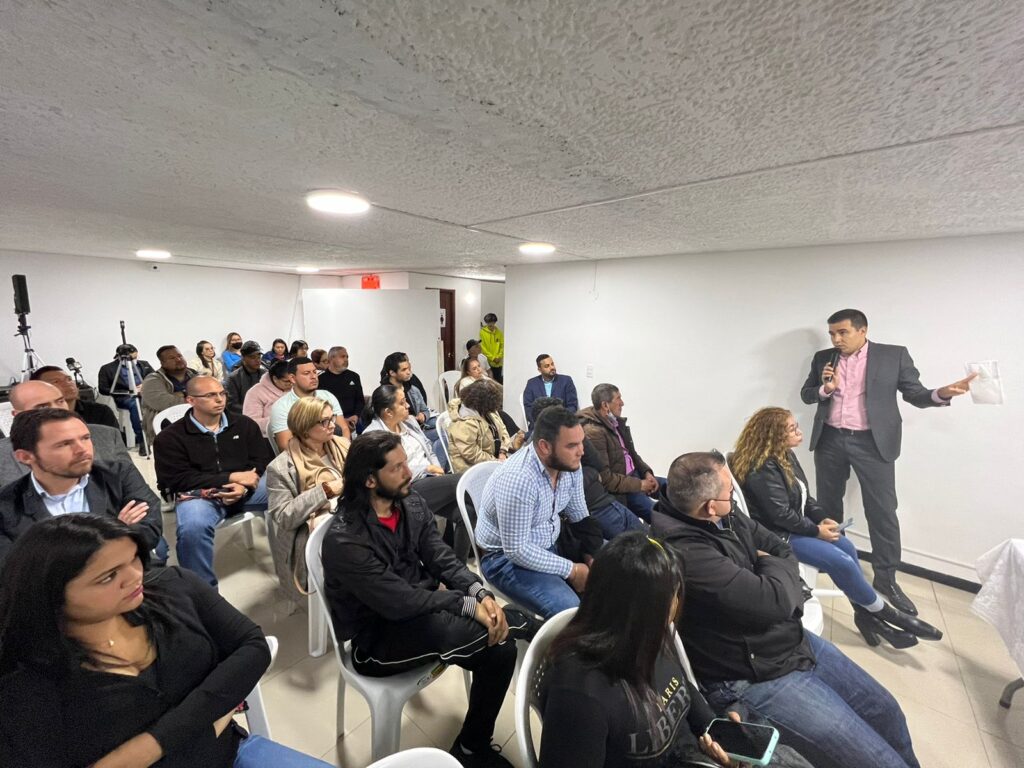 Juntos a través de la Democracia, la Política y la Justicia Transicional.