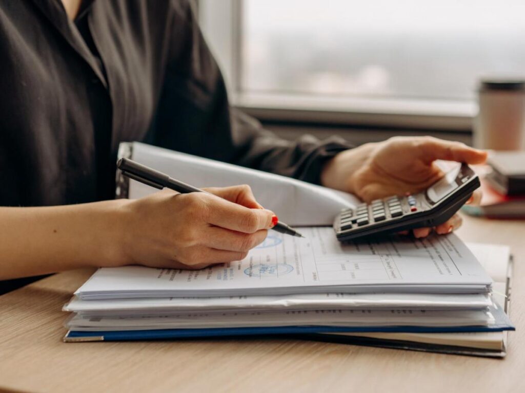 ¿Cómo pueden acreditar sus estudios los migrantes venezolanos en Colombia?