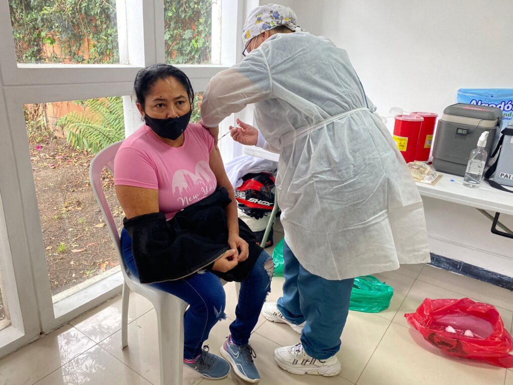 Nueva jornada de vacunación beneficia a migrantes venezolanos.