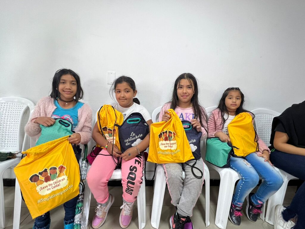 Niñas y adolescentes migrantes reciben kits de  higiene menstrual