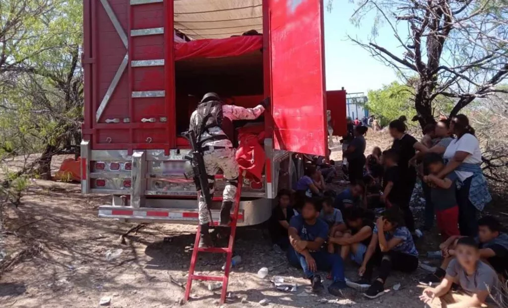 Encontraron a 139 migrantes en la caja de un tráiler en Nuevo León