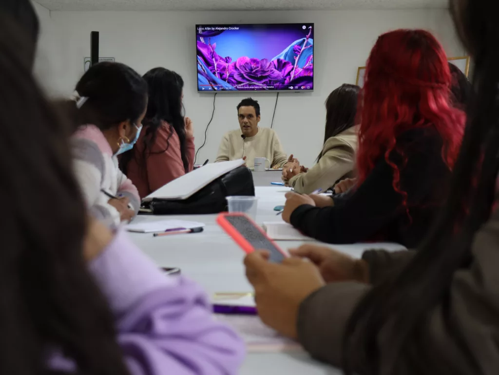Alejandro Crocker y la Fundación Juntos Se Puede lanzan un proyecto de remanufactura y sostenibilidad con mujeres migrantes, refugiadas y retornadas.