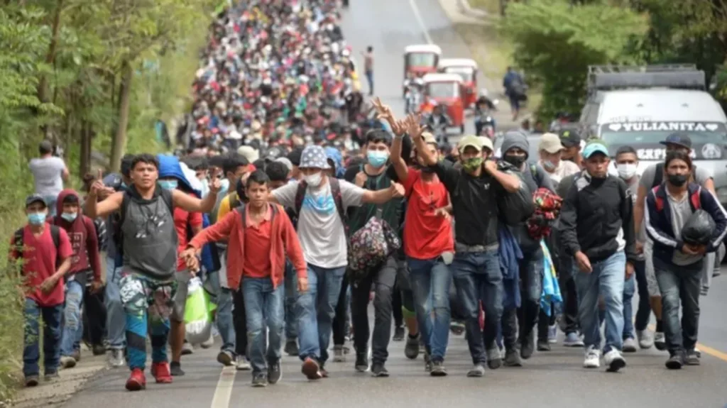 La caravana de migrantes que intentaba alcanzar Estados Unidos se deshace en Guatemala después de ser interceptada por la Policía Nacional Civil (PNC). La caravana de migrantes que intentaba alcanzar Estados Unidos se deshace en Guatemala después de ser interceptada por la Policía Nacional Civil (PNC).