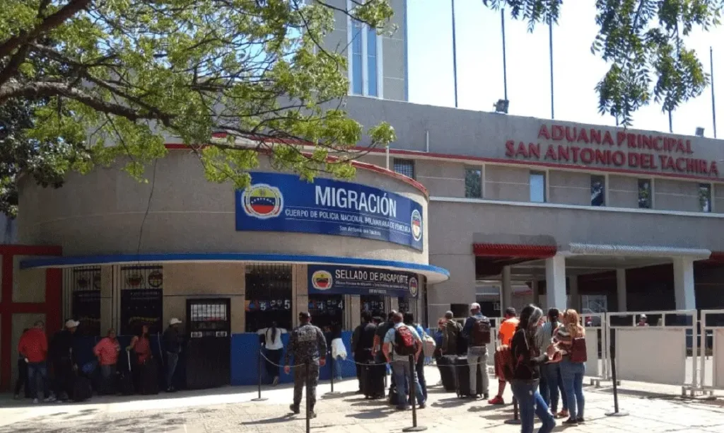 Más de 500 pasaportes diarios son sellados en las taquillas del Servicio Administrativo de Identificación, Migración y Extranjería (Saime) en San Antonio. Más de 500 pasaportes diarios son sellados en las taquillas del Servicio Administrativo de Identificación, Migración y Extranjería (Saime) en San Antonio.