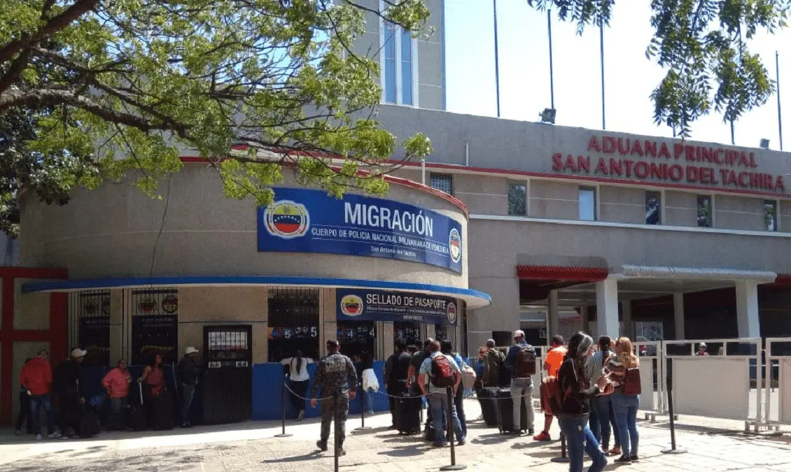 Más de 500 pasaportes diarios son sellados en las taquillas del Servicio Administrativo de Identificación, Migración y Extranjería (Saime) en San Antonio.