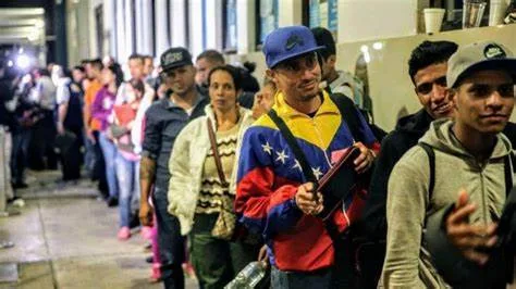 Juez federal bloquea medida de Trump que buscaba invalidar permisos legales de venezolanos