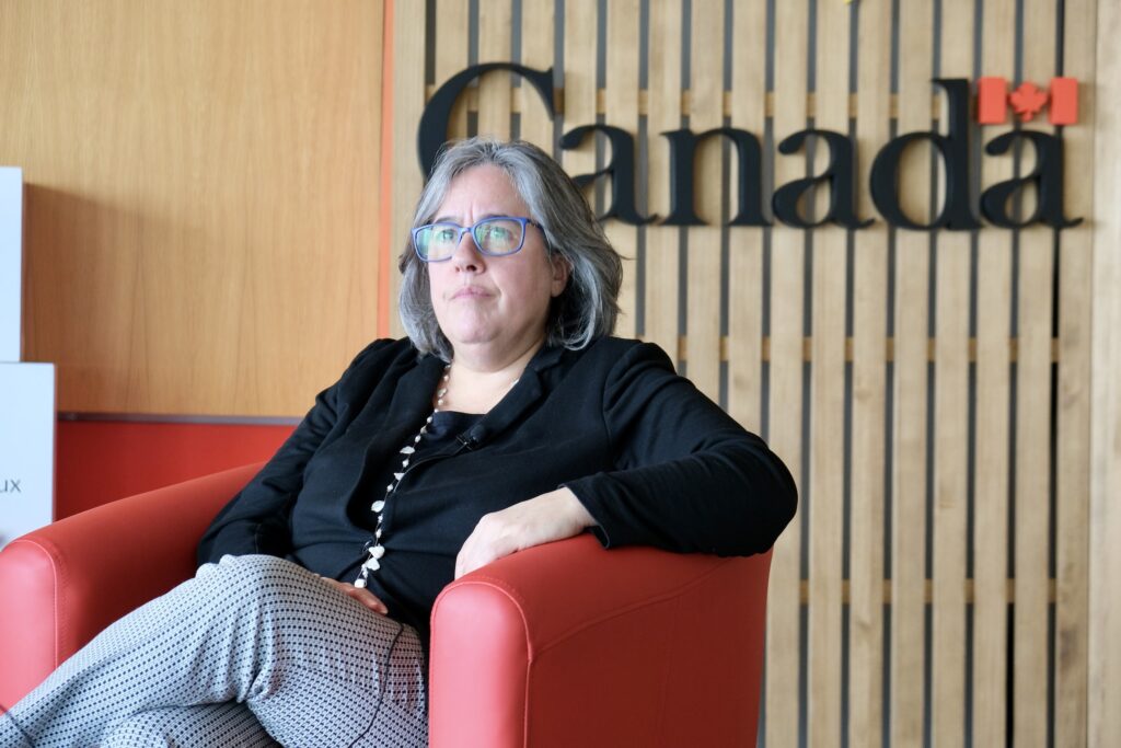 Mientras miles de venezolanos esperan papeles, Canadá estudia volver a Caracas