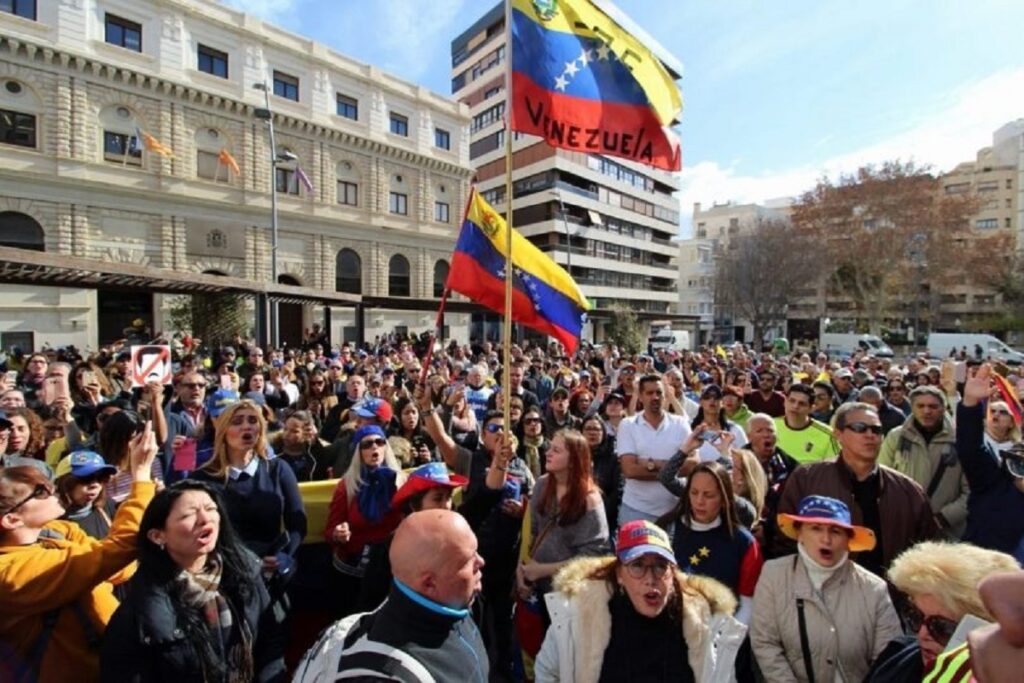 España pone fin a los permisos humanitarios para venezolanos y cambia las reglas migratorias 