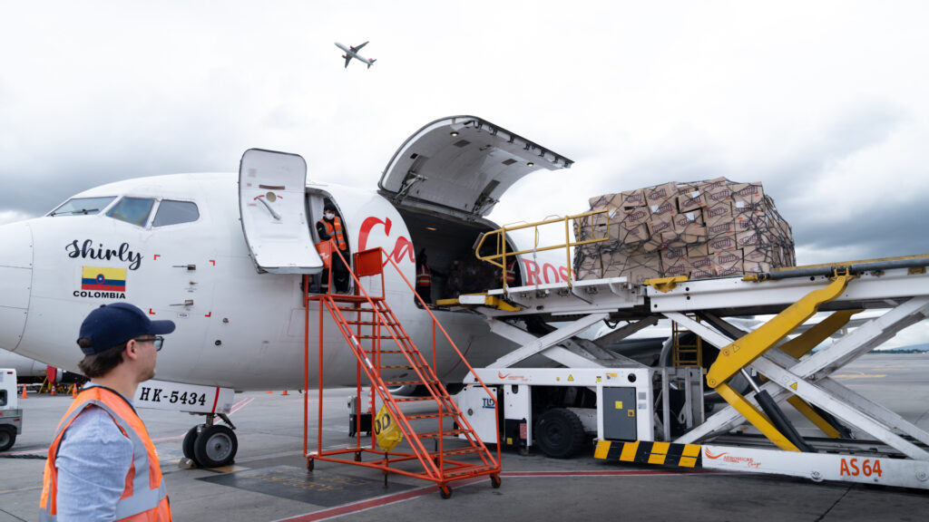 Cargue de cajas de ayuda humanitaria en el avión de carga en Bogotá