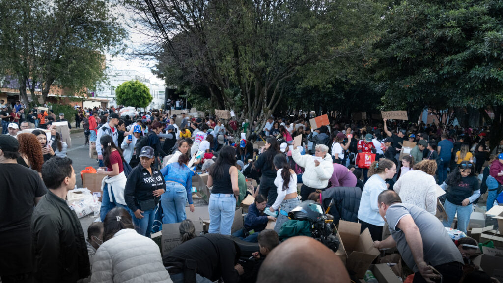 Multitud de personas donando cajas de ayuda en la jornada de recolección en Bogotá
