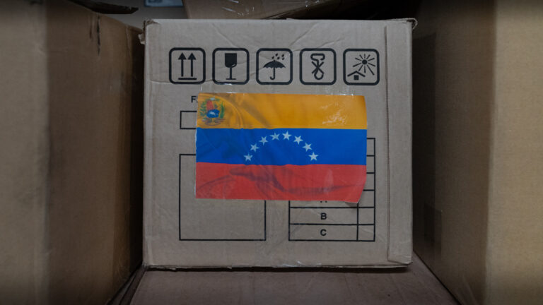 Caja de ayuda humanitaria con la bandera de Venezuela