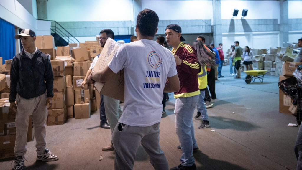 Voluntarios de Juntos Se Puede cargando cajas en el centro de recepción en Venezuela